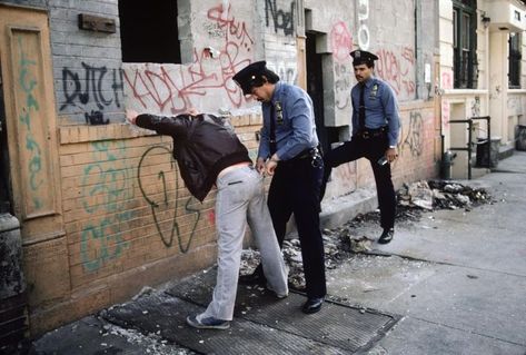 30 Nostalgic Photographs of New York in 1980s - The Vintage News Frank Horvat, Woodstock Photos, Urban Playground, Houston Street, New York Graffiti, Steve Mccurry, New York Subway, Manhattan Bridge, Lower East Side