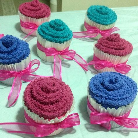 Knitted Dish Cloths, Baby Shower Nappy Cake, Washcloth Crafts, Towel Cakes, Corporate Gift Baskets, Towel Animals, Nappy Cakes, Baby Shower Crafts, How To Fold Towels