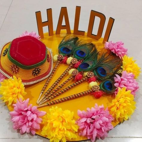 Indian Wedding Rituals, Haldi Ceremony Decorations, Wedding Platters, Thali Decoration Ideas, Wedding Gift Pack, Wedding Entrance Decor, Creative Wedding Gifts, Bridal Gift Wrapping Ideas, Diy Diwali Decorations