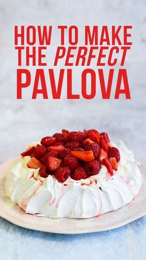 Pavlova Easy, Pavlova Toppings, Pavlova Dessert, Pavlova Cake, Patisserie Fine, Mini Pavlova, Meringue Desserts, Pavlova Recipe, Raspberry Recipes