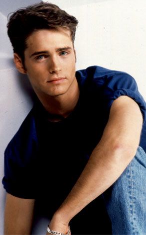 jason priestley........ i got this post card from the show when I was in middle school after I wrote to him Brandon Walsh, 1990 Style, Jason Priestley, Corey Haim, Jennie Garth, Luke Perry, Rob Lowe, Patrick Swayze, Beverly Hills 90210