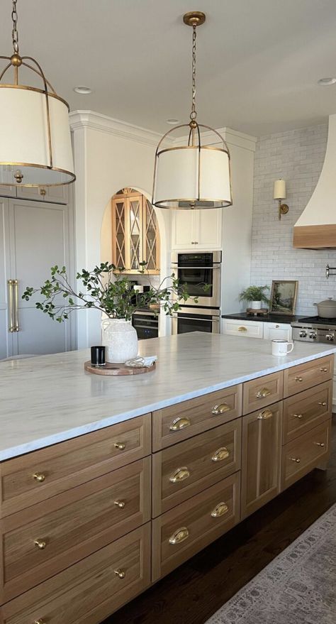 Two toned kitchen cabinets are a gorgeous design trend and we're sharing 17 of our favorite kitchens for inspiration! Matte Finish Kitchen, Modular Pantry, Kitchen Design Ideas With Island, Two Toned Kitchen, Smart Kitchen Ideas, Kitchen Cottagecore, Luxury Modular Kitchen, Two Toned Kitchen Cabinets, Modern Wood Kitchen