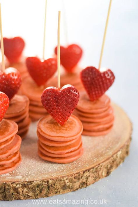 Strawberry Pancake, Cute Breakfast Ideas, Valentines Party Food, Valentines Brunch, Valentines Breakfast, Valentines Snacks, Strawberry Heart, Healthy Valentines, Valentines Baking