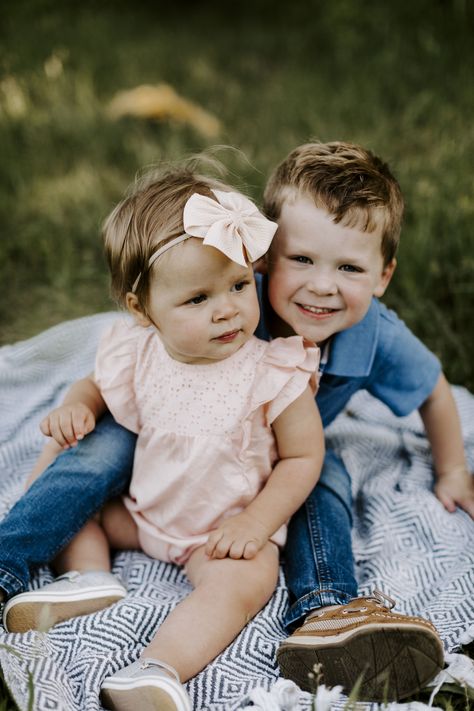 1 year old and 4 year old family photos @kelseykimberlin One Year Old Sibling Pictures, 1st Birthday Photoshoot With Siblings, 2 Under 2 Photoshoot, One Year Photoshoot Ideas, One Year Old Pictures, One Year Photoshoot, Easter Shoot, Sibling Photoshoot, Sibling Photography Poses