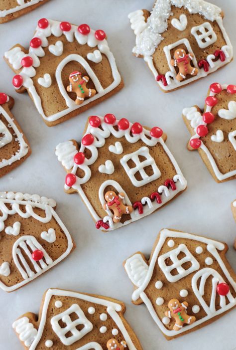 Want to make an adorable gingerbread house without all the work? Make gingerbread house cookies! Yummy & easy to decorate for the family! Gingerbread Cookies House, Easy Gingerbread House Decorating Ideas, Sugar Cookie Gingerbread House, Ginger Bread House Cookies, Mini Gingerbread House Ideas, Easy Gingerbread House Designs, Flat Gingerbread House, Easy Gingerbread House Ideas, Pop Tart Gingerbread House