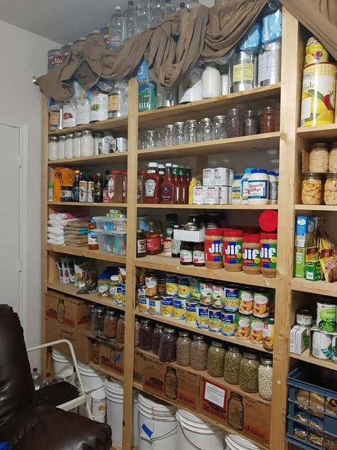 Canning Pantry, Dry Canning, Pantry Designs, Food Storage Rooms, Harvest Storage, Food Storage Shelves, Dream Pantry, House Pantry, Storage Rooms