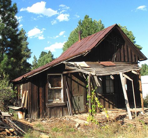 An abandoned shack in Placerville, Idaho Abandoned Shack, Explore Idaho, Idaho City, Old Cabins, Old Abandoned Buildings, Mining Town, Cabin Exterior, Morning Start, Unusual Buildings