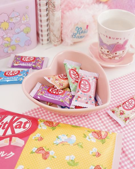 Pink Kitkat, Japanese Kit Kat, Witch's Brew, Japanese Candy, Yami Kawaii, Japanese Snacks, Strawberry Milk, Sweetest Day, Kit Kat