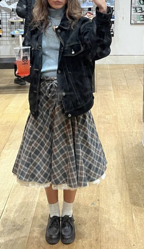 What To Wear With A Long Skirt, Plaid Skirt Outfit 90s, Plaid Midi Skirt Outfit, Silk Midi Skirt Outfit, Plaid Skirt Outfit, Grunge Skirt, Plaid Midi Skirt, Silk Midi Skirt, Midi Skirt Outfit