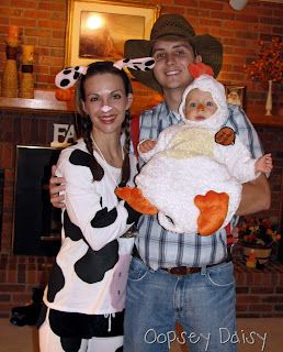 easy family theme- farm animals and farmer Baby Family Halloween Costumes, Family Group Halloween Costumes, Farm Costumes, Animal Costumes For Adults, Costumes For Family, Farmer Costume, Family Themed Halloween Costumes, Diy Group Halloween Costumes, Family Costume Ideas