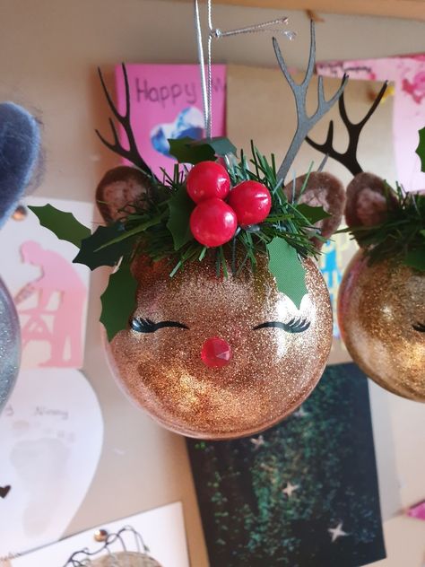 Glass reindeer bauble with gold glitter. Xmas Baubles Ideas, Glass Baubles Ideas Diy Ornaments, Christmas Bauble Ideas, Reindeer Christmas Ball Ornament, Ornaments With Glitter Inside, Glass Reindeer, Diy Christmas Glitter Ornaments Glass Ball, Glitter Baubles, Bauble Ideas