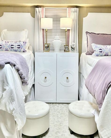 Back to School: 20 Darling Dorm Rooms - The Glam Pad Pink And Purple Dorm Room, Purple And White Dorm Room Ideas, Dormitory Interior Design, Purple Dorm Room, Purple Dorm Rooms, Purple Dorm, White Dorm Room, Color Duos, Elegant Preppy