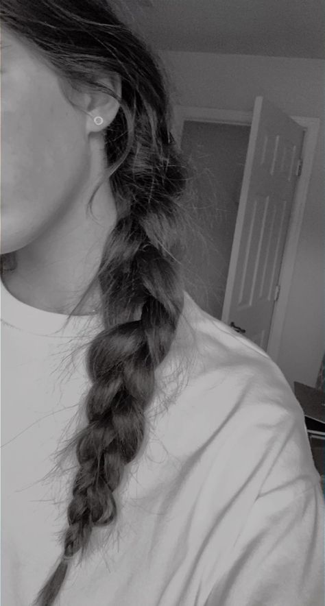 Cute Loose Braids, Side Braid Aesthetic, Cute Messy Braid Hairstyles, Loose Braids Messy, Messy Plaits, Loose Braid Hairstyles, Tied Up Hairstyles, Messy Side Braid, Loose Braid