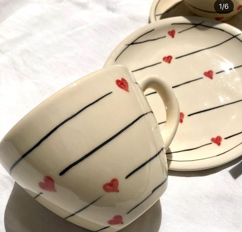 Painting On Ceramic Mugs, Mug Pottery Painting Ideas Aesthetic, Valentines Pottery Painting, Painting Ceramics Ideas Simple, Ceramic Mug Painting Ideas Easy, Pottery Painting Designs Mugs, Mug Drawing Ideas, Paint Ceramic Mug, Mug Decorating Ideas