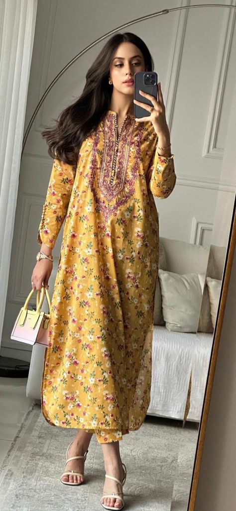 Pakistani Frocks, Frocks For Women, Lawn Dress Design, Simple Dress Casual, Eastern Dresses, Casual Work Dresses, Latest Dress Design, Pakistani Fancy Dresses, Modest Dresses Casual