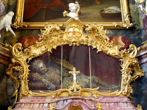 Full-body relic of Saint Hyacinth in the former Cistercian monastery Fürstenfeld Abbey, Germany. Photo: Wikicommons. Post: The Business of Bones: Relic Trafficking in the Middle Ages. via Atlas Obscura Incorruptible Saints, Catholic Iconography, Catholic Relics, Old Time Religion, Religious Imagery, Christian Traditions, 다크 판타지, Glass Boxes, The Saints