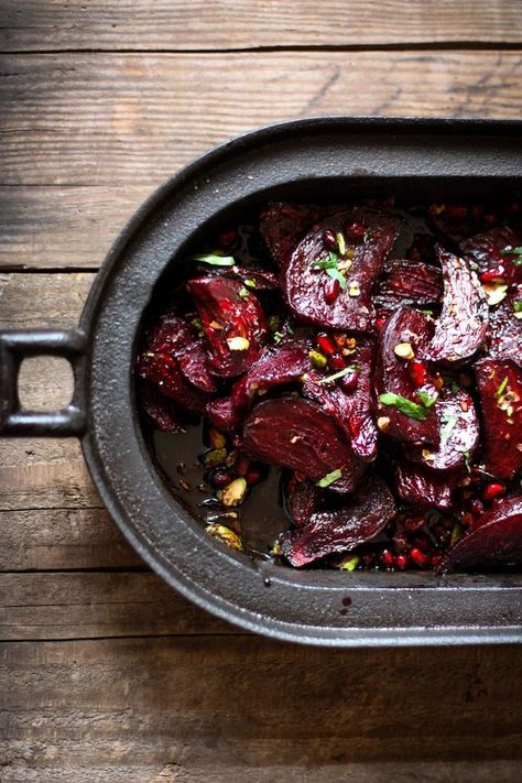 Delicious Moroccan Roasted Beets with pomegranate seeds, toasted pistachios, and a balsamic glaze. Salad Quinoa, Vegan Side Dishes, Vegan Sides, Moroccan Food, Roasted Beets, Idee Pasto Sano, Pomegranate Seeds, Veggie Dishes, Vegetable Side Dishes