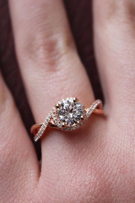 Rings For Engagement Gold, Engagement Ring Bride, Wedding Gold Rings For Bride, Wedding Rings Elegant Classy, Engagement Rings For Women In Gold, Women Engagement Rings Gold, Wedding Ring Ideas For Women, Diamond Engagement Rings For Women, Solitaire Ring Designs Engagement