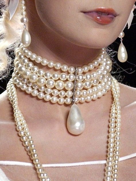 Pearl Necklace Outfit, Effie Trinket, Pearl Wedding Dress, Shoulder Necklace, Necklace Outfit, Eddie Murphy, Luxury Wedding Planner, Brides Magazine, Wedding Event Planner