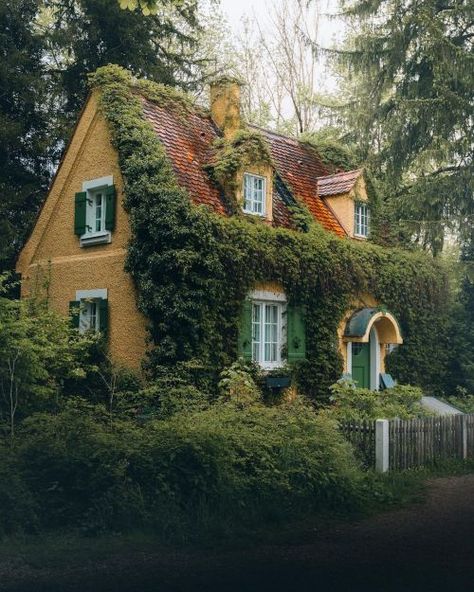 This Ivy House - delta-breezes: Michael Kagerer British Cottage, Fairytale House, Castle Home, English Country Cottage, Fairytale Cottage, Ivy House, Gorgeous Houses, Beautiful Home Designs, Countryside House