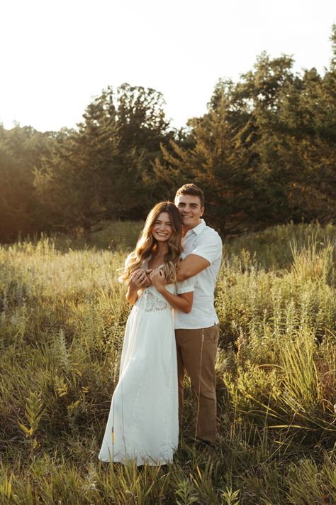 Engagement Photos In Dress, Easy Engagement Photo Poses, Casual Fall Couples Photoshoot, Save The Date Outfit Ideas Fall, Couples Photoshoot Style Guide, Engagement Photos Outfits Field, Engagement Session Poses Picture Ideas, Neutral Engagement Photos, Neutrals Engagement Photos