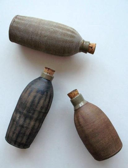 Ceramic Flask, Pottery Bottles, Natural Ceramic, Ceramic Bottle, Ceramics Pottery Art, Ceramics Projects, Potters Wheel, Bottle Vase, Sgraffito