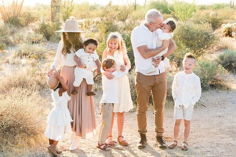 Black White Beige Family Pictures, White And Khaki Family Pictures, Desert Family Photos, Christmas Outfits For Family Pictures, Ideas For Family Photos, Neutral Family Photos, Landscape Cactus, Family Pictures What To Wear, Spring Family Pictures