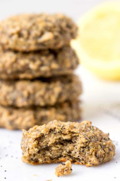 Can you actually eat cookies for breakfast? YES! These Lemon Poppy Seed Quinoa Breakfast Cookies might look and taste like dessert, but they're healthy, nutrient-packed and DELICIOUS! Protein Breakfast Cookies, Veg Breakfast, Breakfast Cookies Gluten Free, Quinoa Cookies, Recipes List, Breakfast Cookie Recipe, Pastas Recipes, Grain Recipes, Breakfast Cookies Healthy