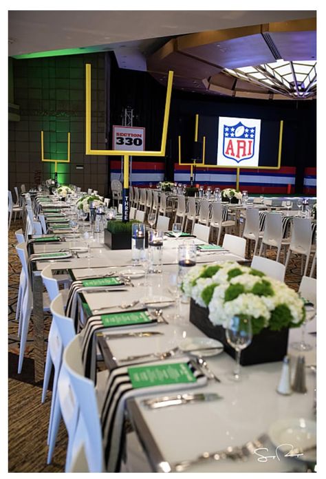 Football Theme Dinner Party, Super Bowl Party Centerpieces, Nfl Draft Party Ideas, Football Banquet Decorations, 49ers Birthday Party, Football Dinner, Football Bar Mitzvah, Sweet 16 For Boys, Football Centerpieces