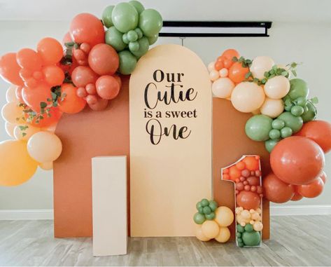 Backdrop Ideas Without Balloons, Birthday Hamper Ideas Kids, Birthday Hamper Ideas, Balloon Flower Decorations, Sunday School Decorations, Sunshine Birthday Parties, Bunny Birthday Party, Birthday Props, Boys 1st Birthday Party Ideas