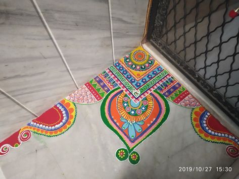 Rangoli Designs For Stairs Corner, Rangoli Design For Corner, Rangoli Corner Design, Rangoli For Corner, Corner Rangoli Designs Diwali, Rangoli Designs Corner, Corner Rangoli Designs Easy, Rangoli Corner, Corner Rangoli Designs