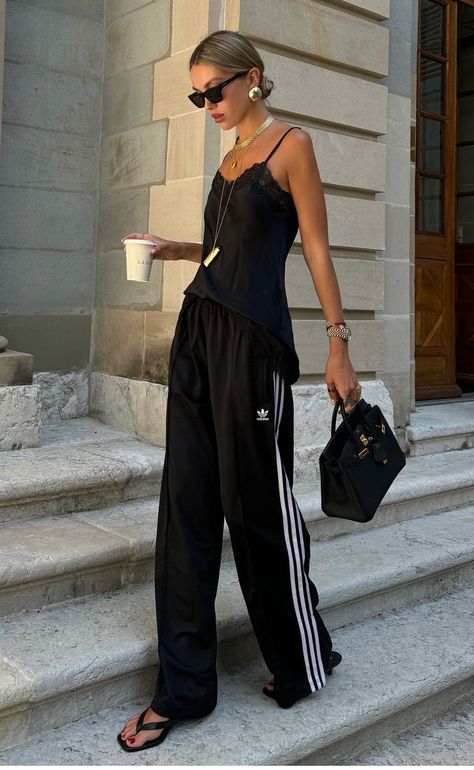 Airmax Outfit Women Street Styles, Black Track Pants Outfit, Madrid Street Style, Adidas Firebird, Track Pants Outfit, Pants Trend, Adidas Hose, Pant Trends, Looks Street Style