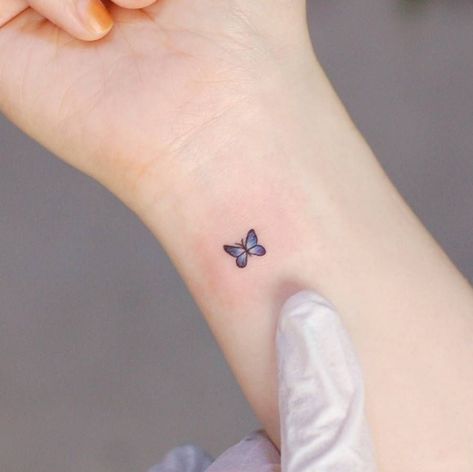 Butterfly Wrist Tattoo, Small Finger Tattoos, Butterfly Tattoos For Women, Inspiration Tattoos, Small Hand Tattoos, Classy Tattoos, Discreet Tattoos, Dainty Tattoos, Subtle Tattoos