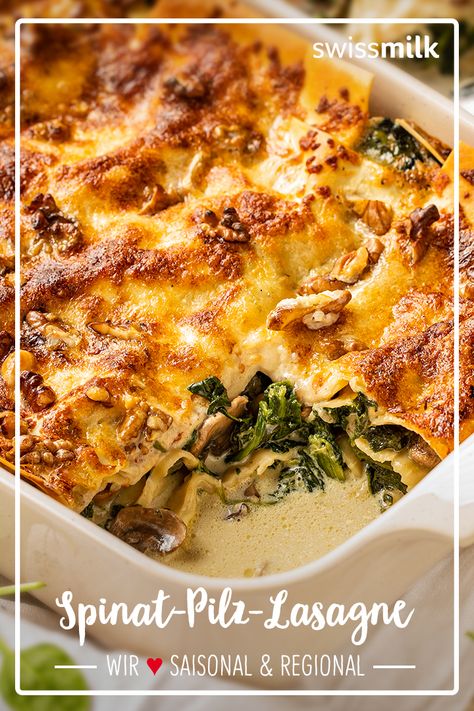 Lust auf ein neues Rezept für Lasagne? Diese vegetarische Variation mit Pilzen, Spinat, würziger Käsesauce und gehackten Nüssen ist eine Offenbarung. #spinat #pilze #lasagne #rezepte #swissmilk Pasta