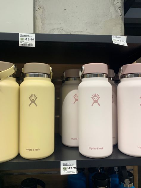 Cute Hydroflask, Hydroflask Aesthetic, Water Bottle Aesthetic, Water Bottle School, School Wishlist, Pretty School Supplies, Trendy Water Bottles, School Bag Essentials, Backpack Essentials