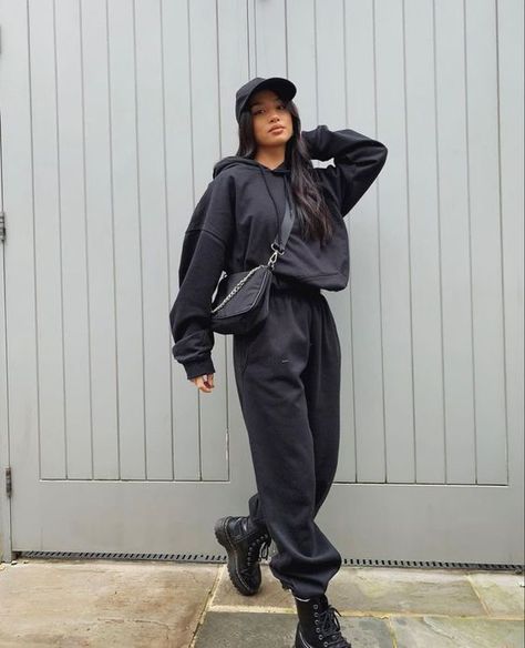 Black Tracksuit Outfit, Tomboy Winter Outfits, Trending Winter Outfits, Hoodies And Leggings, Tracksuit Outfit Women, Winter Streetwear Outfits, Black Joggers Outfit, Jackets Oversized, Black Tracksuit