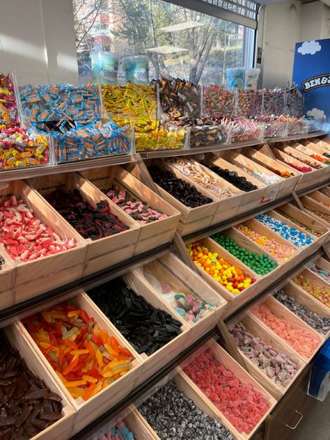 Candy Buisness, Candy Shelf, Candy Store Design, Bakery Display, Sweet Shop, Business Idea, Candy Store, Candy Shop, Store Design