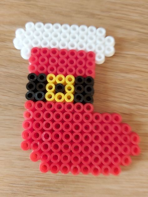 Hama Pearls Christmas, Hamma Beads Ideas Christmas, Small Perler Beads Ideas Christmas, Christmas Melting Beads, Christmas Perler Bead Ideas, Christmas Melty Beads, Hama Christmas Pattern, Christmas Hama Beads Pattern, Christmas Fuse Beads