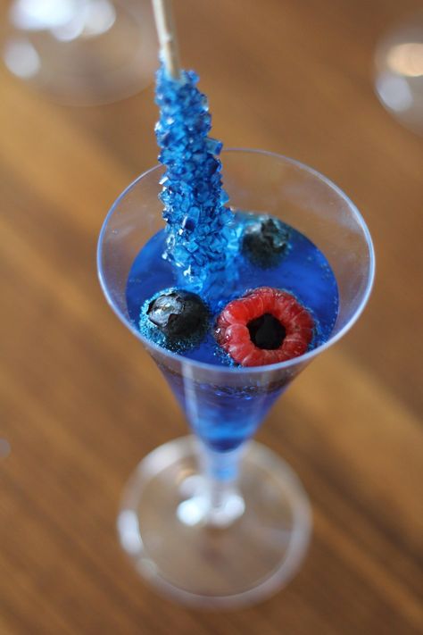 Super Easy Rock Candy Mocktail - Lou Lou Girls Easy Rock Candy, Cupcakes Theme, Rock Candy Recipe, Easy Mocktails, Entertaining Appetizers, Blue Drink, Girls Slumber Party, Slumber Party Games, Fabulous Cakes