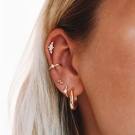 Ear Peircings, Ear Art, Pretty Ear Piercings, Multiple Earrings, Tragus Conch, Cute Ear Piercings, Ear Style, Cute Piercings, Ringe Gold