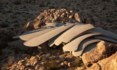 The Desert House: A Landmark Of American Organic Architecture by Kendrick Bangs Kellogg | http://www.yatzer.com/desert-house-kendrick-bangs-kellogg / Photos by Lance Gerber / Nuvue Interactive. Joshua Tree House, Desert House, Joshua Tree California, Unusual Homes, Living Modern, Desert Homes, House On The Rock, Organic Architecture, Earthship