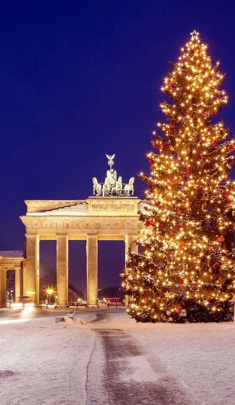 Berlin Winter, Celebrations Around The World, Christmas In Germany, Celebration Around The World, Brandenburg Gate, Xmas Lights, German Christmas, Voyage Europe, Winter Activities