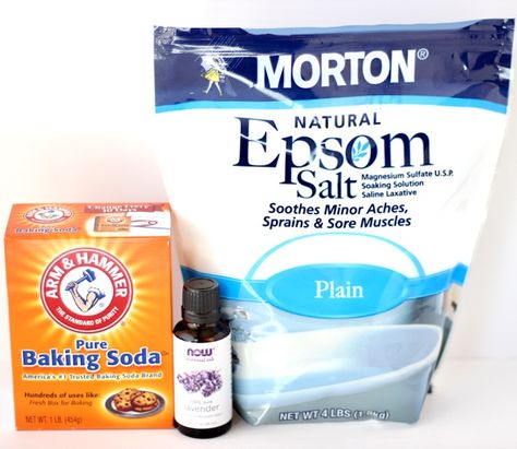 Epsom Salt Bath Recipe, Homemade Mason Jar Gifts, Homemade Bath Salts Recipe, In A Jar Recipes, Homemade Spa Treatments, Homemade Bath Salts, Lavender Epsom Salt, Peppermint Bath Salts, Gift In A Jar