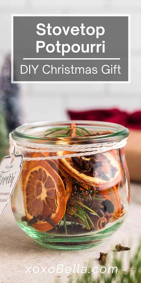 Elevate your holiday season with this festive Christmas stovetop potpourri. The fruit and spices in this Christmas stovetop potpourri recipe all combine wonderfully and it really does smell like Christmas. It makes the perfect gift with free printable tags included! Diy Stovetop Potpourri, Potpourri Diy, Diy Gifts In A Jar, Homemade Potpourri, Dried Potpourri, Potpourri Gift, Simmer Pot Recipes, Stove Top Potpourri, Simmering Potpourri