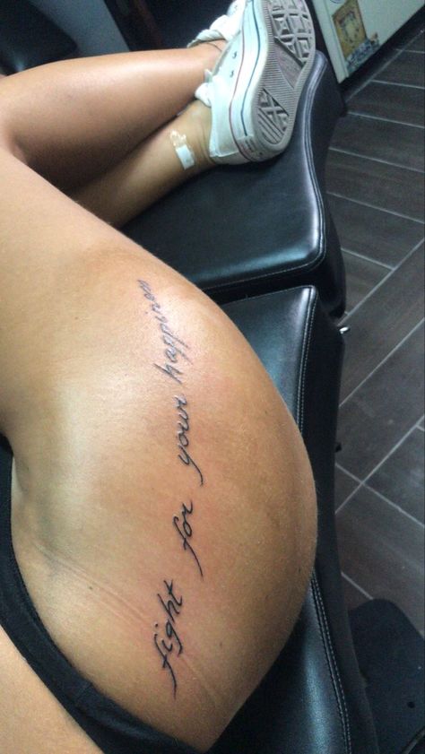 Tattoo From Ribs To Thigh, Tattoo Ideas On The Thigh, Leg Tattoos Women Words, Tatoos Black Woman, Side Hip Tattoos Women Quotes, Tattoo Inspirasjon Women Text, Thigh Word Tattoo Women, Thigh Writing Tattoo Women, Hip Tattoos Women Small Quotes