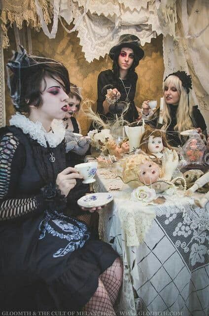 Tea Party Fashion, Gothic Tea Party, Gothic Alice In Wonderland, Tea Party Photography, Steampunk Alice In Wonderland, Kaleidoscope Fashion, Alice In Wonderland Outfit, Gothic Hair Accessories, Doll Tea Party