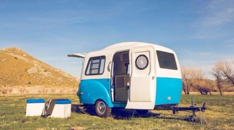 PRATIQUE - Cette mini caravane est géniale, pratique, et modulable comme bon vous semble. Conçue par la société "The Happier Camper", elle ne pèse "que" 498 kilos et a la particularité d'être plutôt petite. Mais vous pouvez créer toutes sortes d'intérieurs qui VOUS ressemblent (vidéo) ! Happier Camper, Camping House, Tiny Campers, Small Camper Trailers, Retro Trailer, Camper Vintage, Small Travel Trailers, Camping Vintage, Tiny Trailers