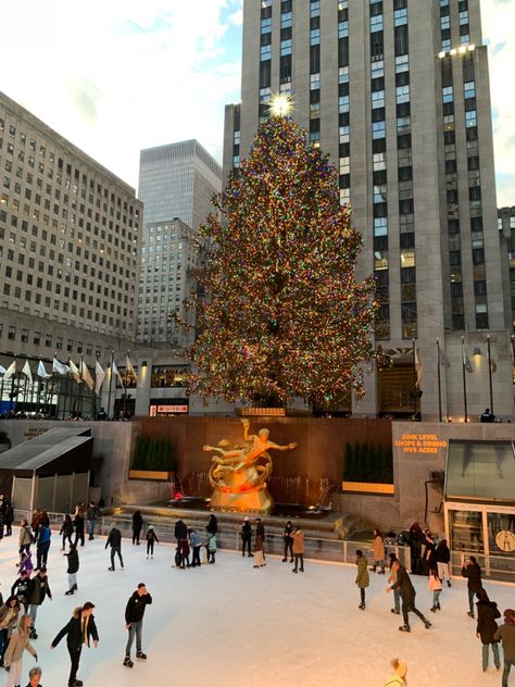 Christmas Nyc Aesthetic, Rockafella Center Christmas, Rockafella Center Christmas Aesthetic, Xmas In Nyc, Xmas In New York, Nyc Christmas Aesthetic, Rockefeller Center Christmas Wallpaper, New York Rockefeller Center, Christmas Rockefeller Center