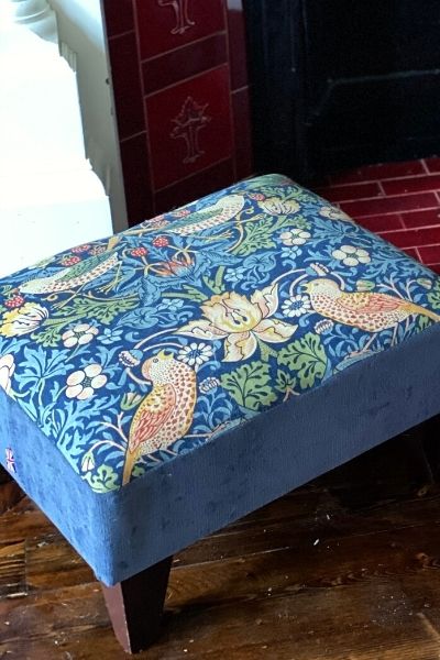 DIY Footstool from an Upcycled Plastic Tub! Diy Poofs Ottoman, Diy Footstool, Tray Table Decor, Outdoor Footstool, Upcycle Storage, Small Footstool, William Morris Strawberry Thief, Footstool Coffee Table, Diy Stool