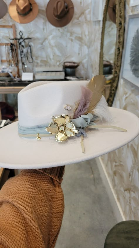 Customized Felt Hat, Garden Hat Ideas, Custom Cowboy Hats For Women, Felt Hat Accessories, Fleastyle Hat Bar, Fedora Hat Decorating Ideas, Decorated Fedora Hats, Custom Hat Bar Ideas, Felt Hat Design Ideas